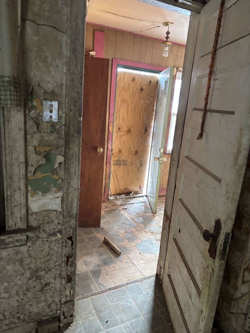 7007 South Ada Street Chicago, IL 60636 - Photo 3 of 22 a view of a entryway