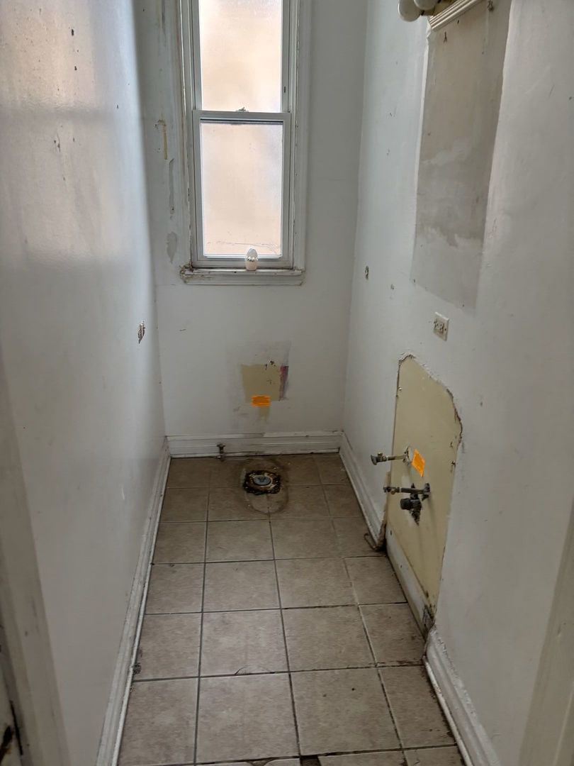 7007 South Ada Street Chicago, IL 60636 - Photo 38 of 49 a bathroom with a bathtub and window