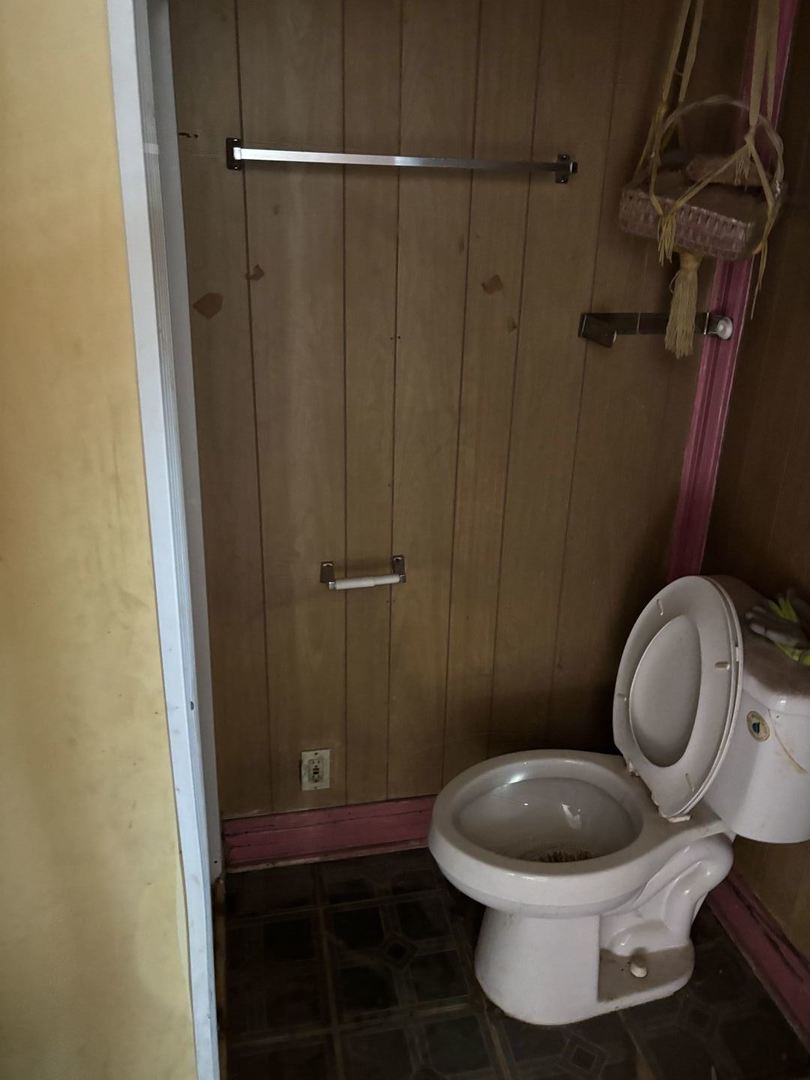 7007 South Ada Street Chicago, IL 60636 - Photo 4 of 22 a bathroom with a toilet and a shower