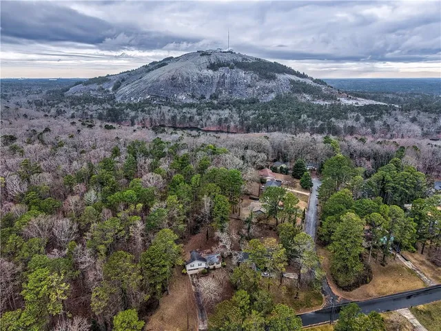 a view of a houses with a yard