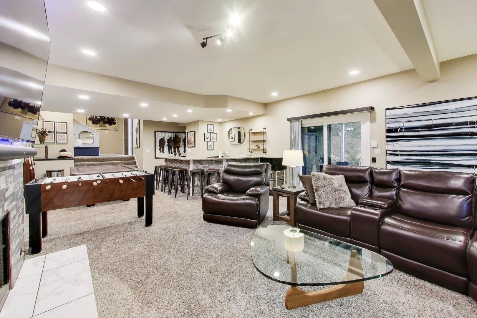 22 Rodeo Drive Burr Ridge, IL 60527 - Photo 28 of 46 a living room with furniture and a table