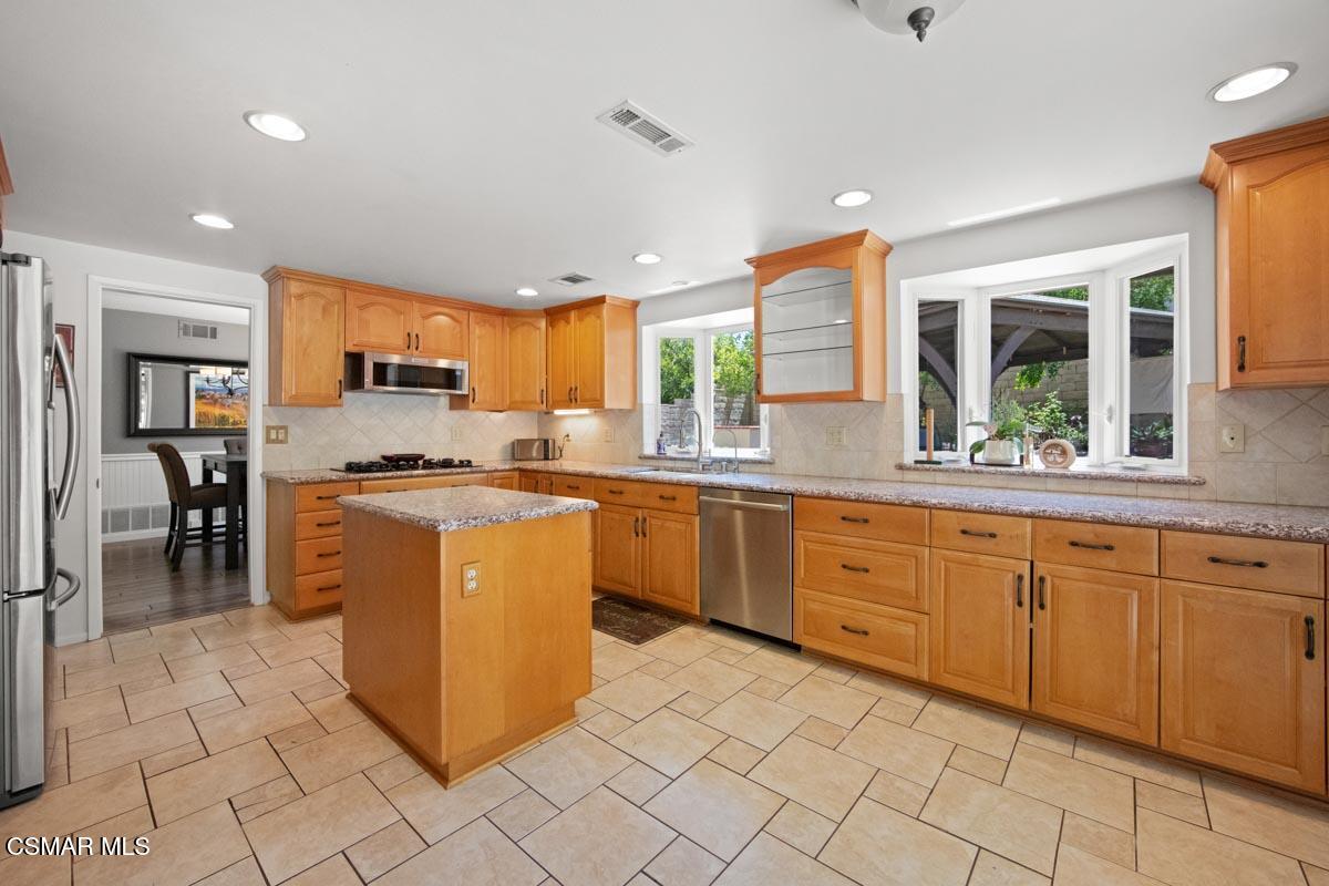 3085 Klamath Avenue Simi Valley, CA 93063 - Photo 12 of 41 3085Klamath-12