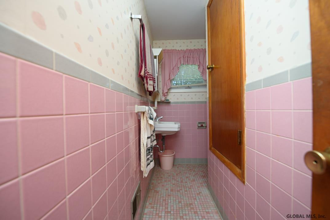 705 Loeber Road Schenectady, NY 12303 - Photo 17 of 25 Photo 17