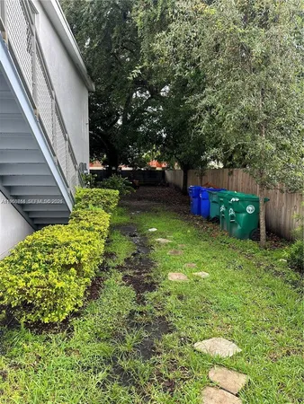 a view of yard with green space