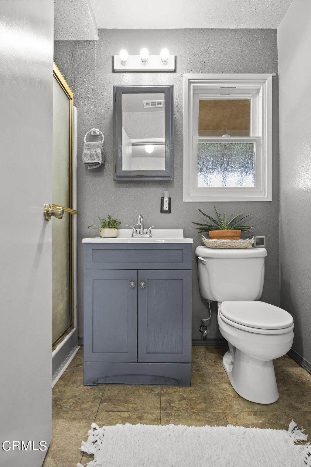 1402 Meadowbrook Road Ojai, CA 93023 - Photo 22 of 31 a bathroom with a toilet sink vanity and mirror