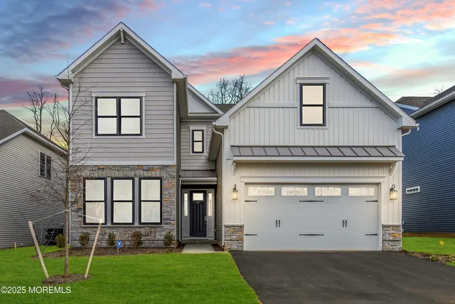 a view of front a house with a yard
