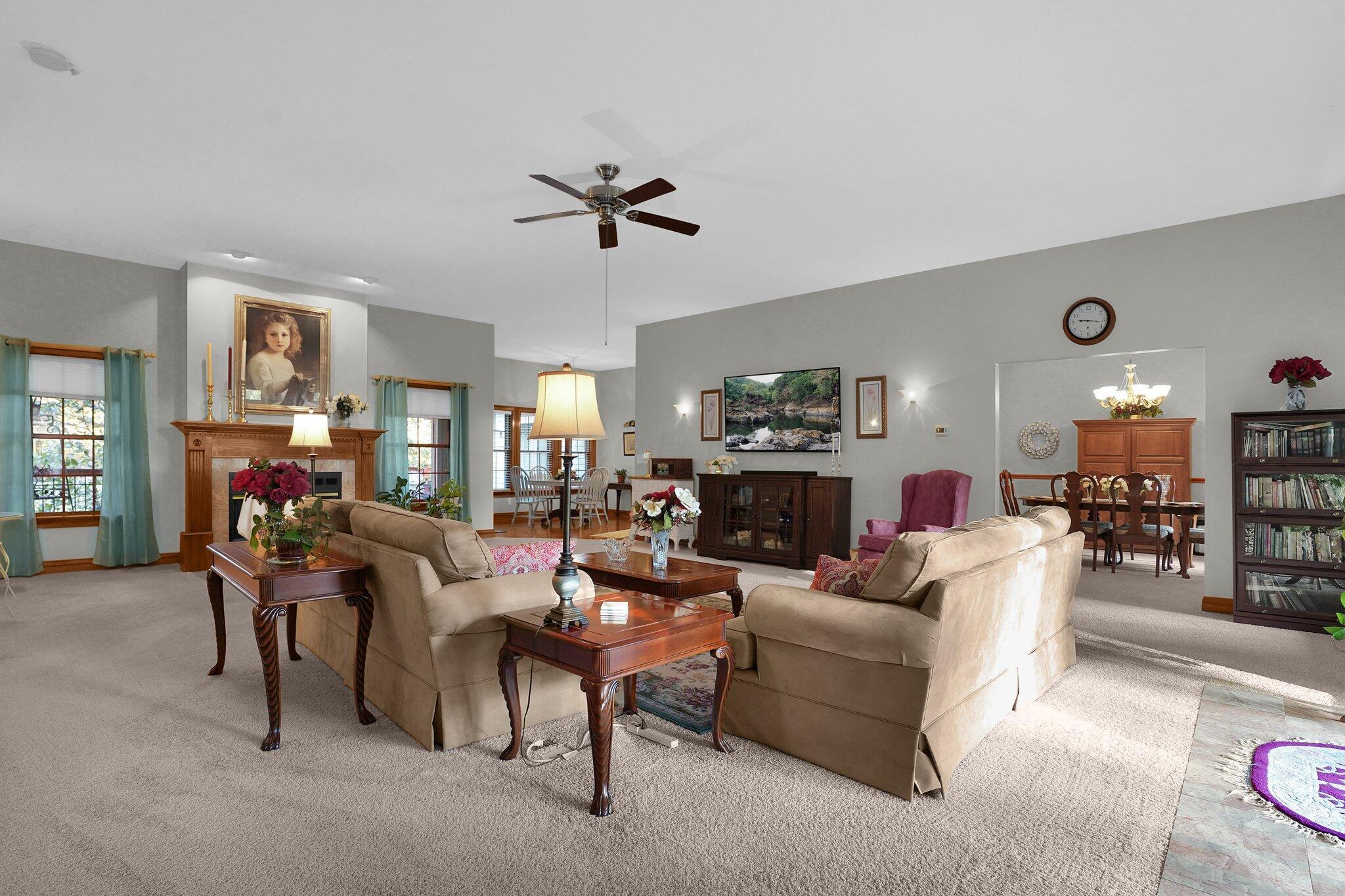 9120 York Road Southwest Etna, OH 43062 - Photo 8 of 42 Living Room