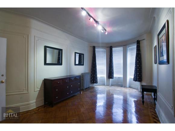 912 Eastern Parkway Brooklyn, NY 11213 - Photo 6 of 11 Living Room