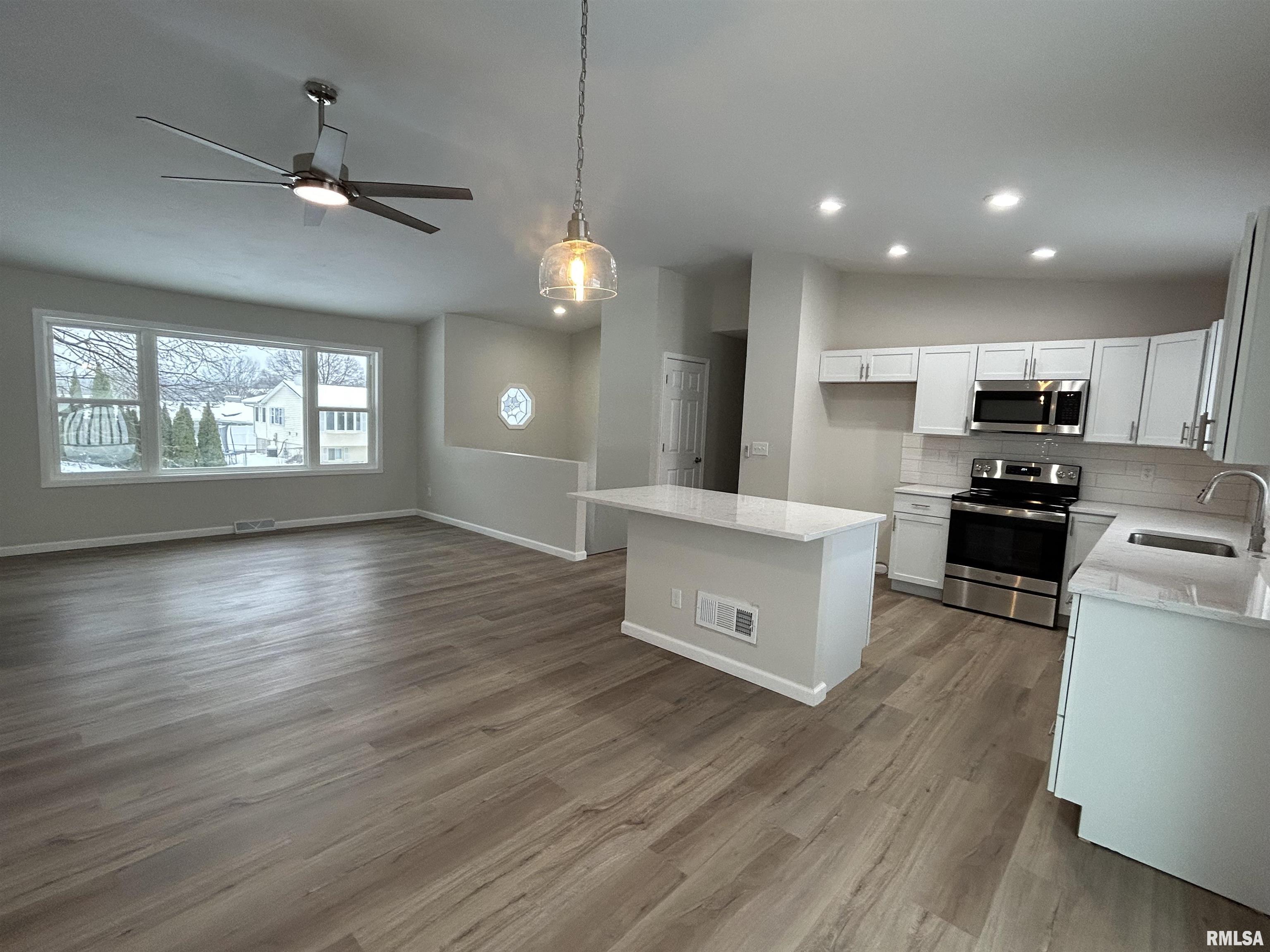 3202 Greenfield Road Bettendorf, IA 52722 - Photo 2 of 19 Gallery Image 2