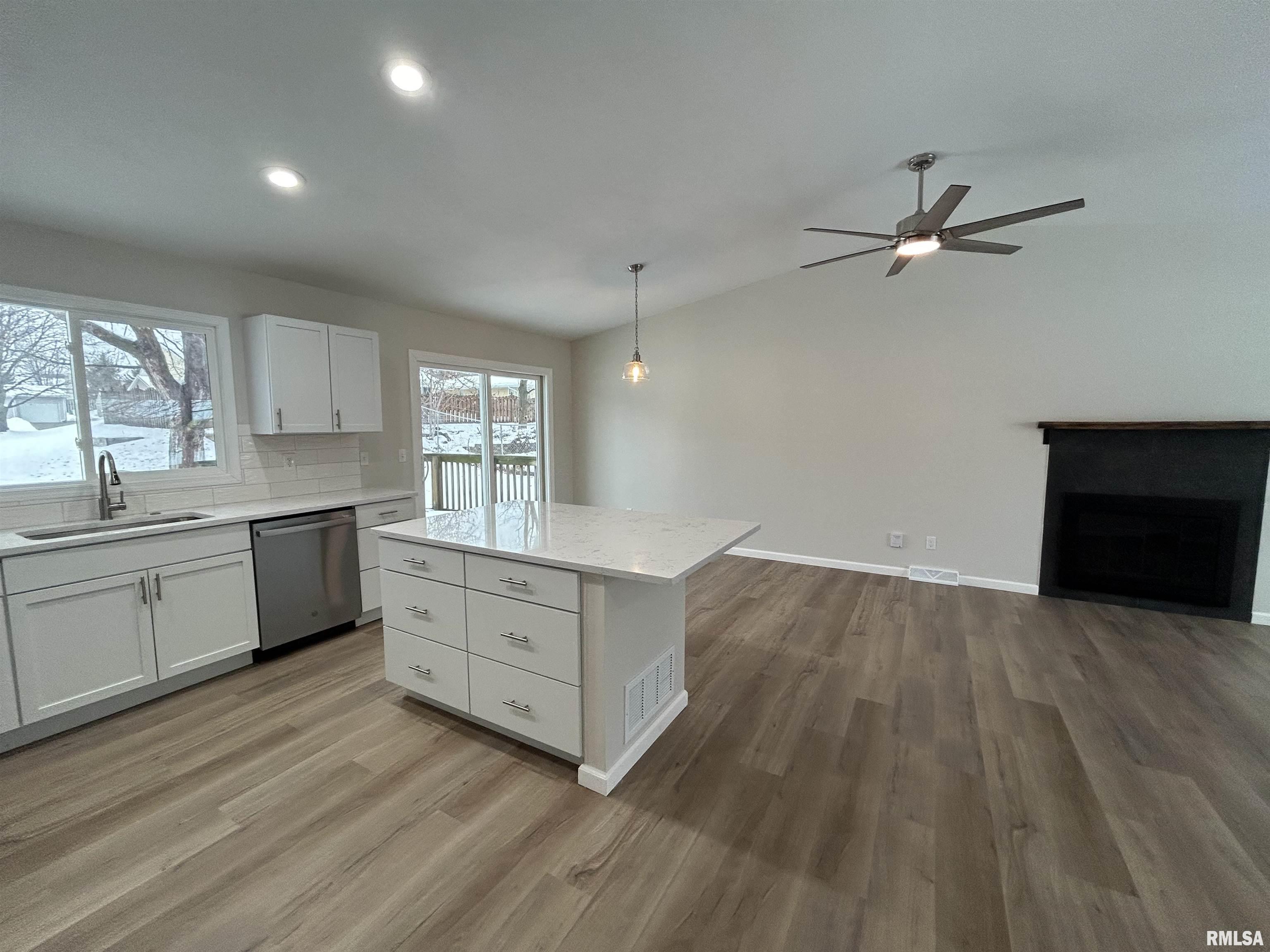 3202 Greenfield Road Bettendorf, IA 52722 - Photo 3 of 19 Gallery Image 3