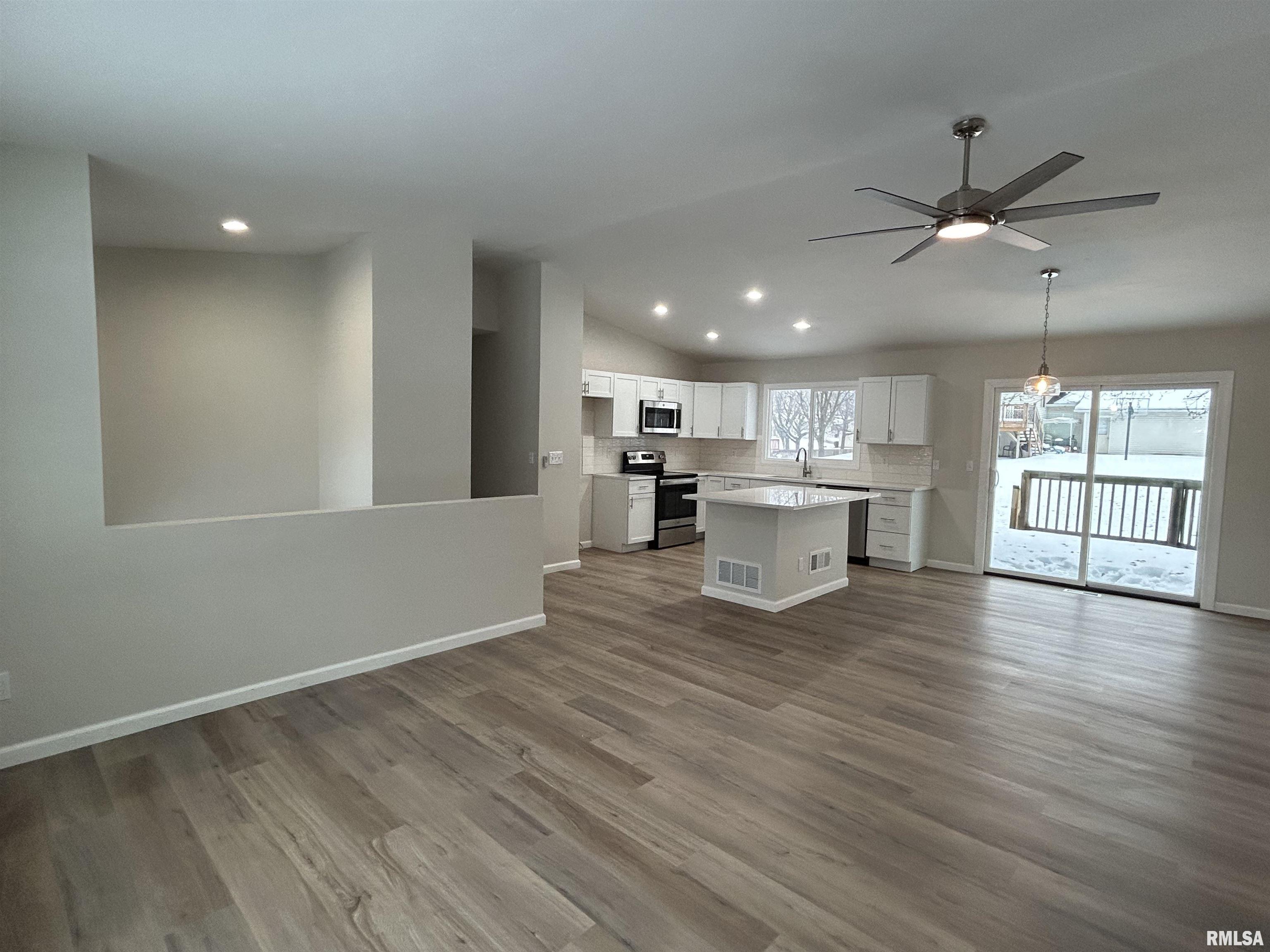 3202 Greenfield Road Bettendorf, IA 52722 - Photo 4 of 19 Gallery Image 4