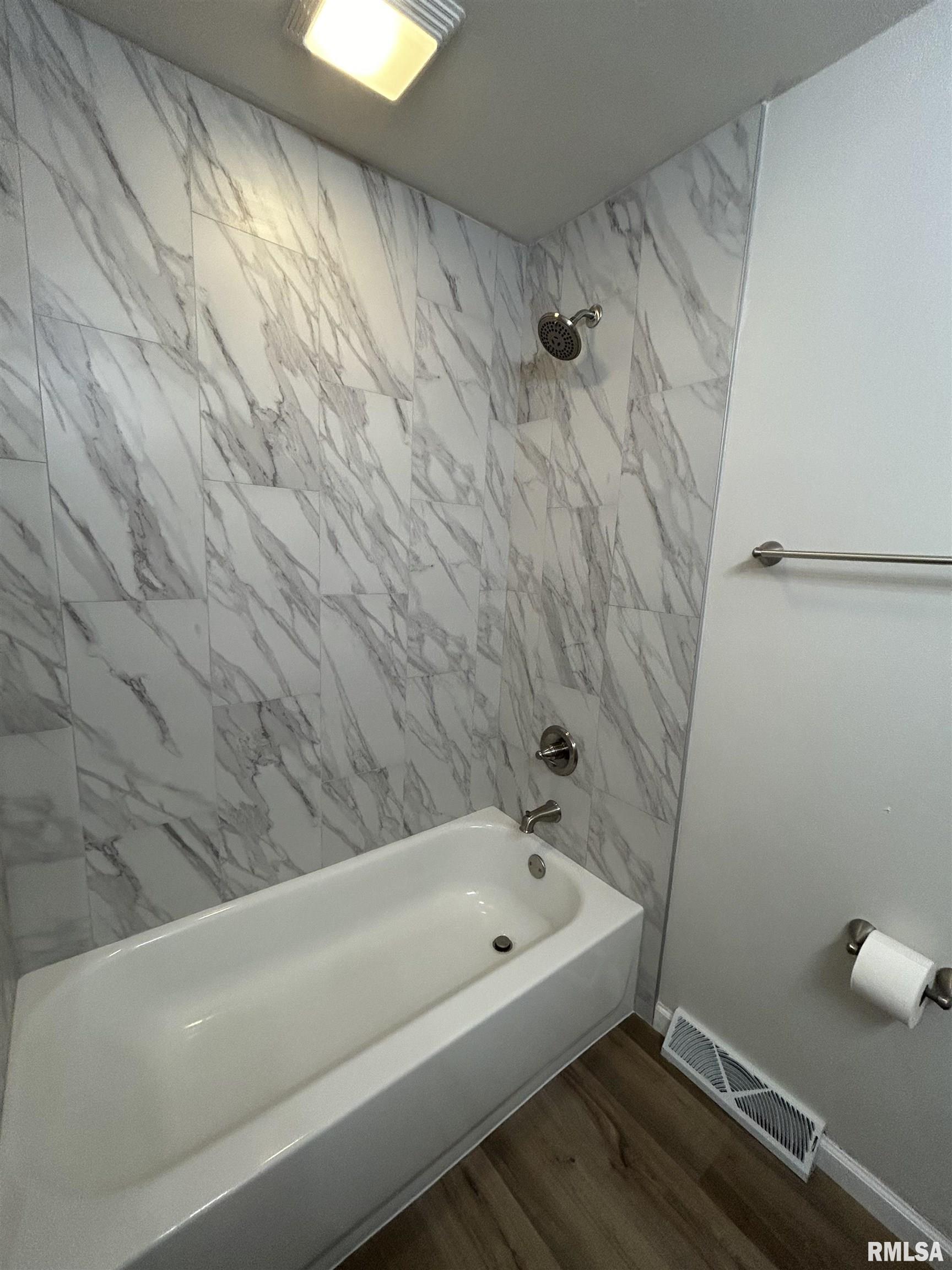 3202 Greenfield Road Bettendorf, IA 52722 - Photo 7 of 19 Gallery Image 7