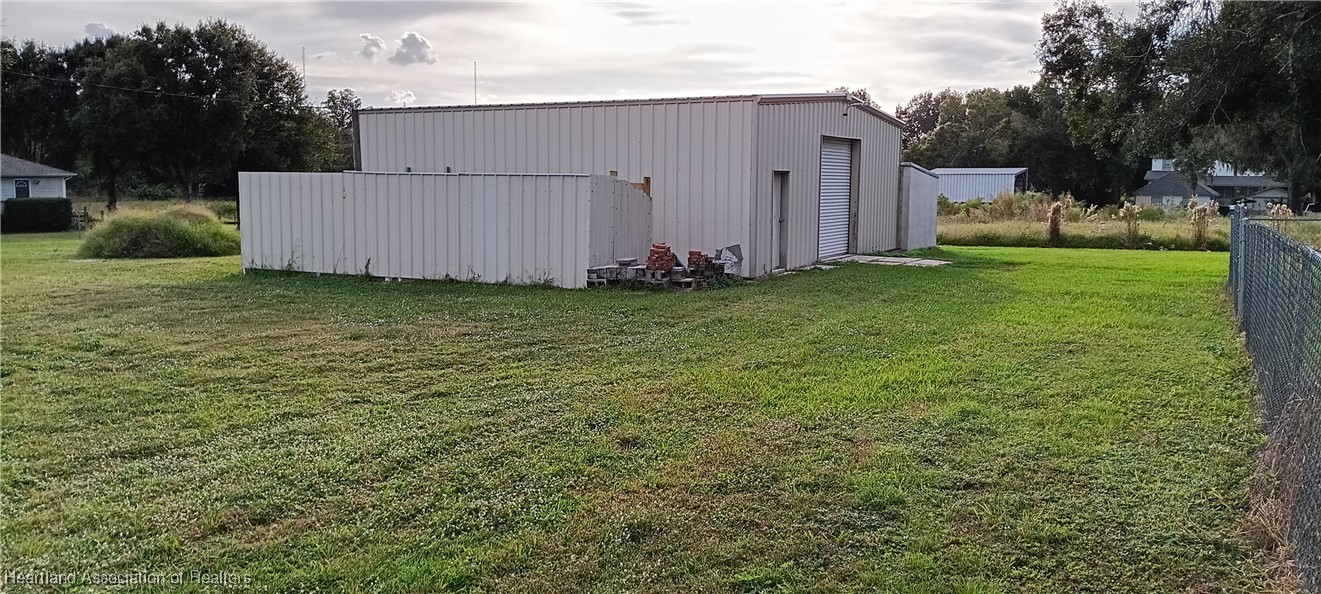 715 Stenstrom Road Wauchula, FL 33873 - Photo 4 of 11 a backyard of a house with lots of green space