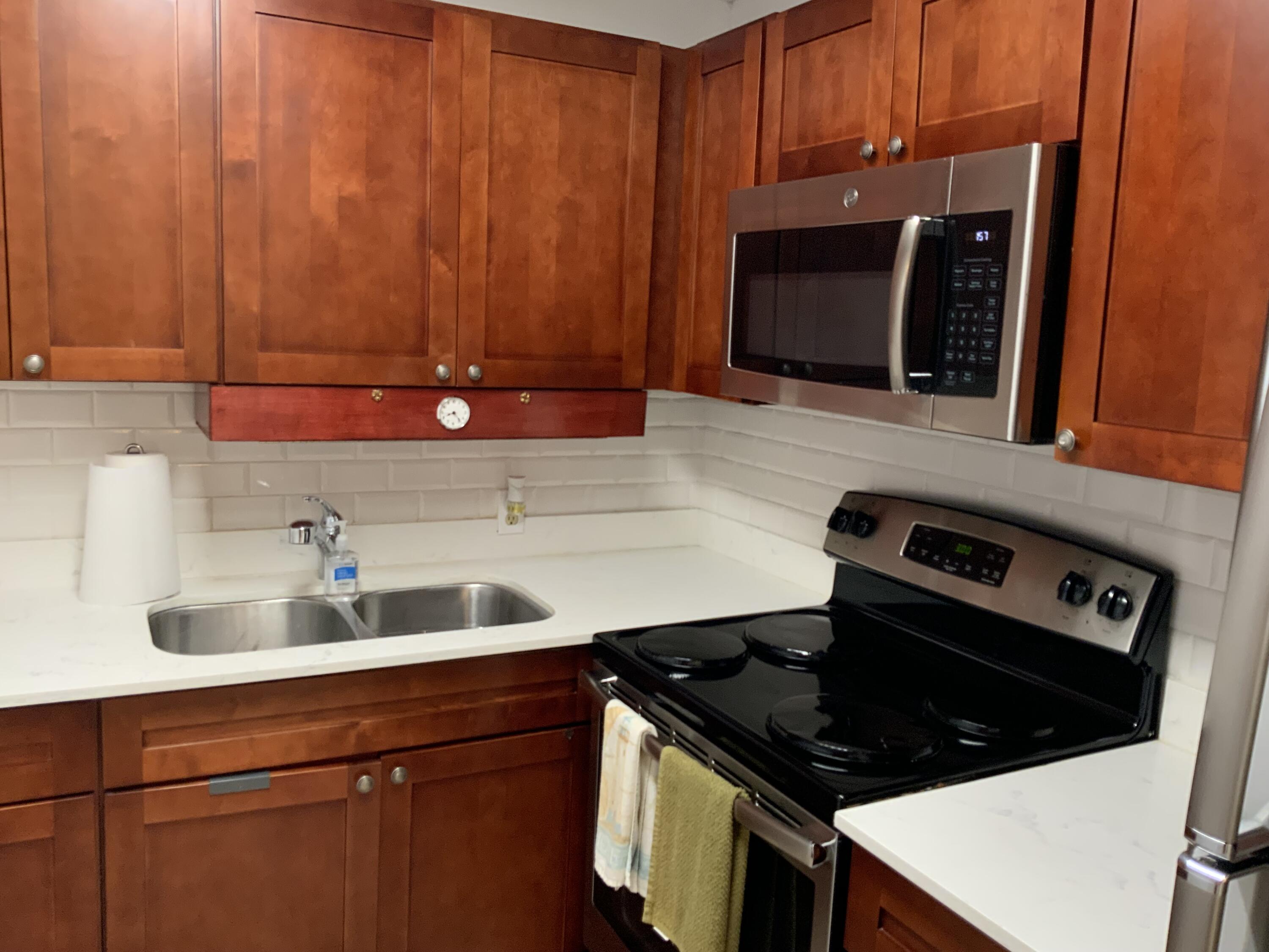 223 Fanshaw F Boca Raton, FL 33434 - Photo 4 of 27 IMG_2203