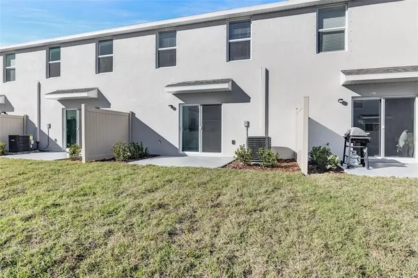 $2,100 | 1011 Spotted Egret Loop, Ruskin, FL 33570