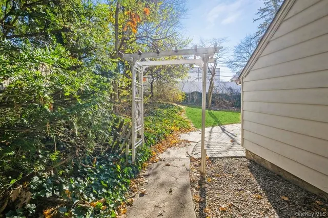 a view of a pathway with a yard