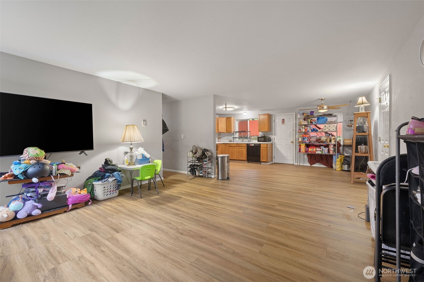 71 East Dunvegan Road Shelton, WA 98584 - Photo 7 of 21 a room with furniture and a flat screen tv