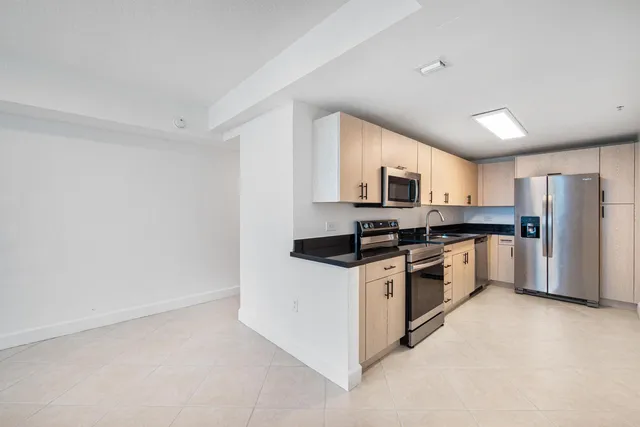 $3,000 | 7501 East Treasure Drive, Unit 8N, North Bay Village, FL 33141