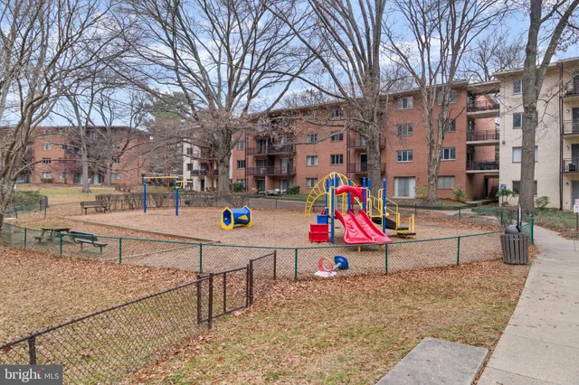 $2,000 | 10228 Rockville Pike, Unit 402, Rockville, MD 20852