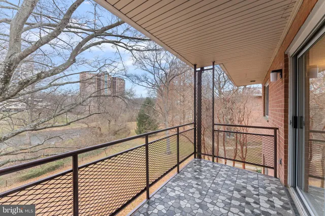 $2,000 | 10228 Rockville Pike, Unit 402, Rockville, MD 20852