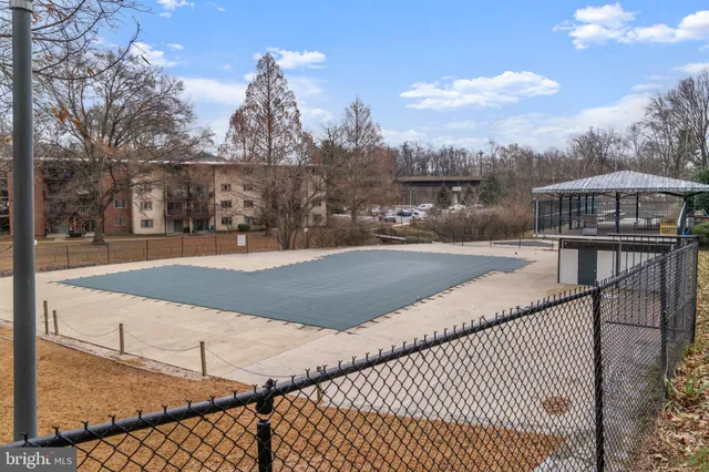 $2,000 | 10228 Rockville Pike, Unit 402, Rockville, MD 20852