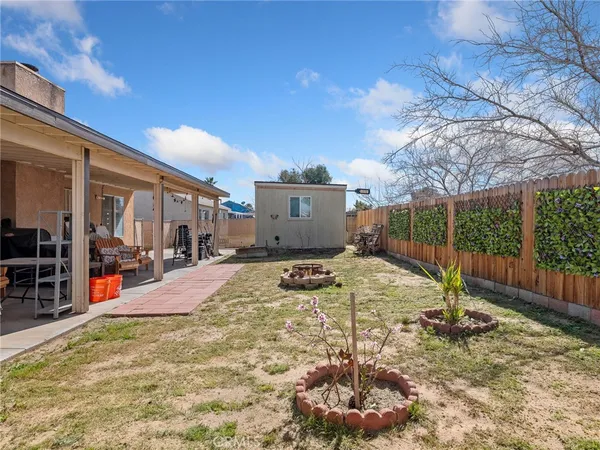 a view of a backyard