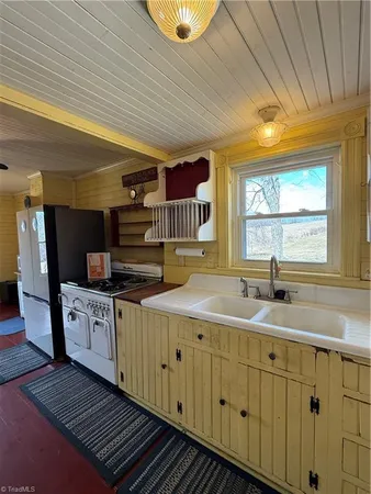 $329,000 | 7561 Snake Creek Road, Hillsville, VA 24343