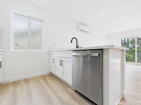 $2,725 | 748 Newport Avenue, Unit 6, Long Beach, CA 90804