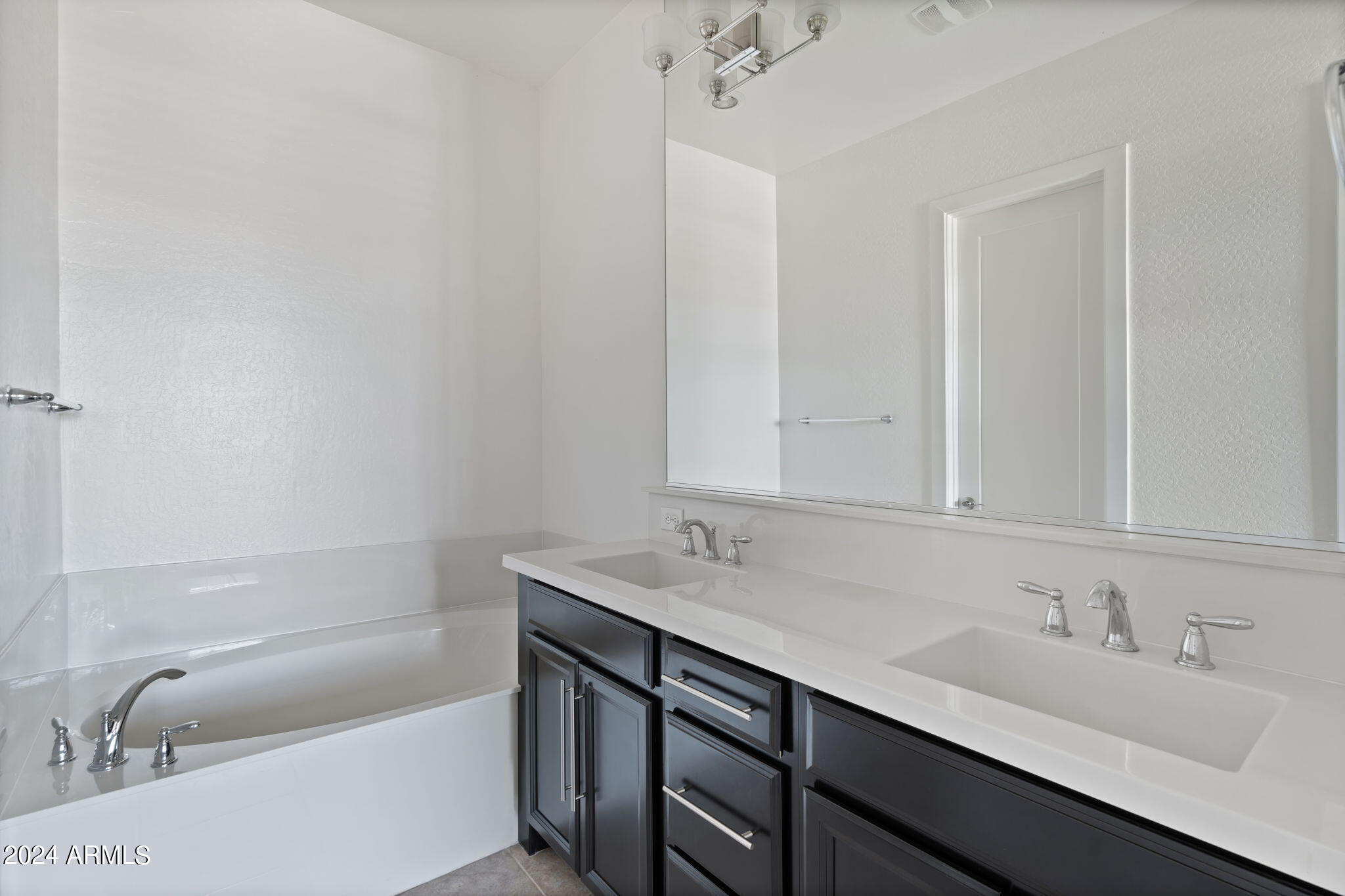 6565 East Thomas Road, Unit 1109 Scottsdale, AZ 85251 - Photo 26 of 40 a bathroom with a sink and a bathtub