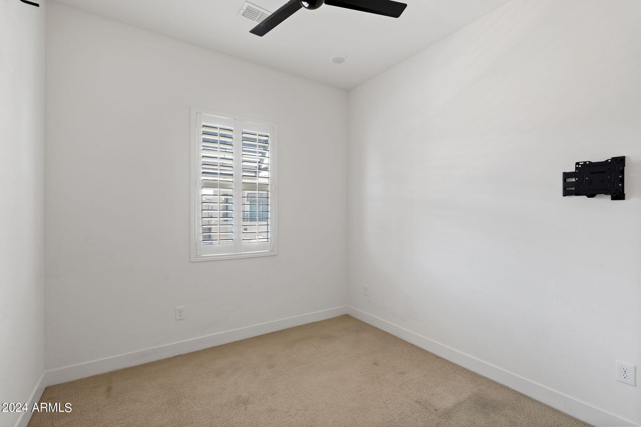 6565 East Thomas Road, Unit 1109 Scottsdale, AZ 85251 - Photo 30 of 40 an empty room with a window