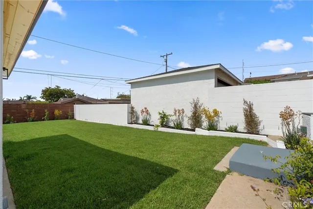 a view of a back yard of the house
