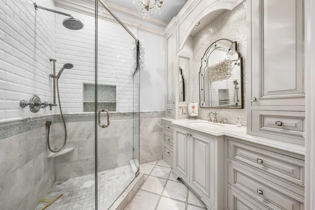 a view of a yard with palm trees