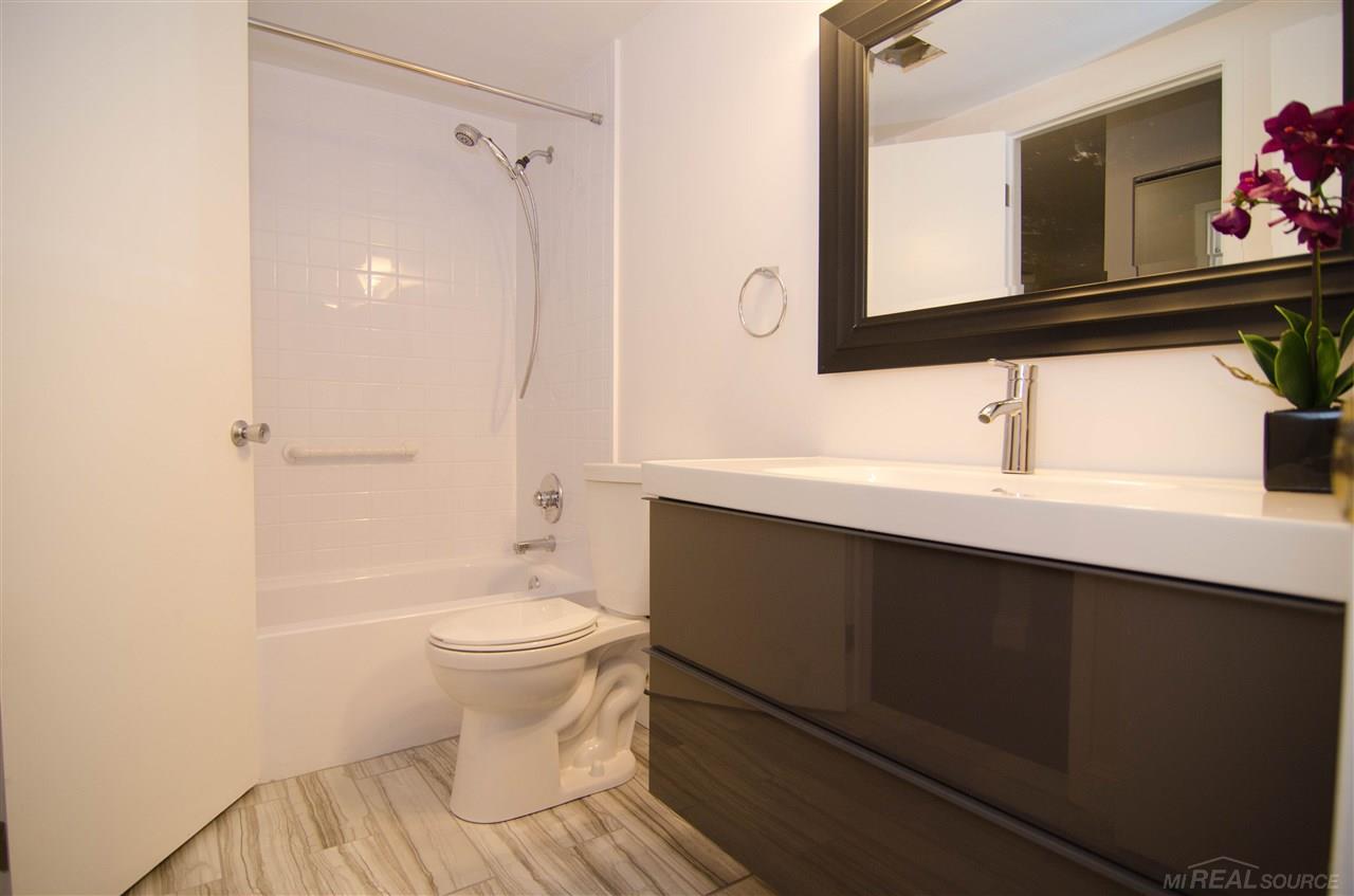 1687 Riverside Drive, Unit 16 Rochester, MI 48309 - Photo 23 of 25 31275092-22.JPG