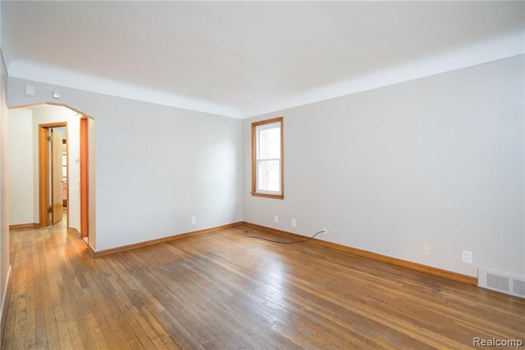 7554 Rivard Avenue Warren, MI 48091 - Photo 10 of 32