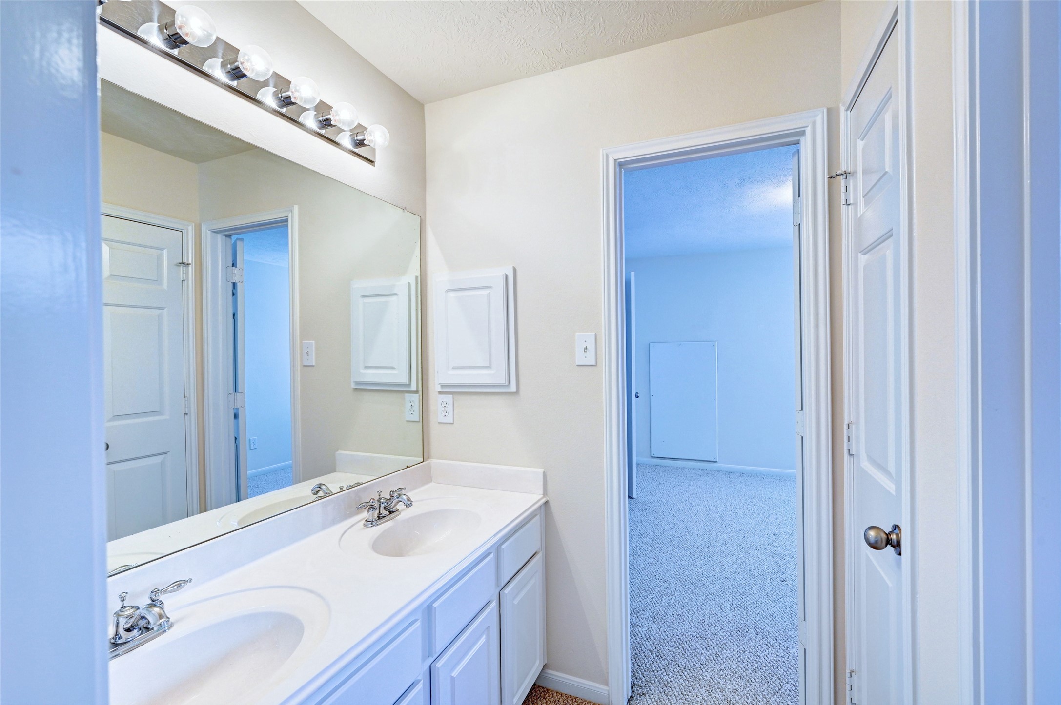 24818 Corbin Gate Drive Spring, TX 77389 - Photo 34 of 49 Hollywood bath for the other 2 bedrooms