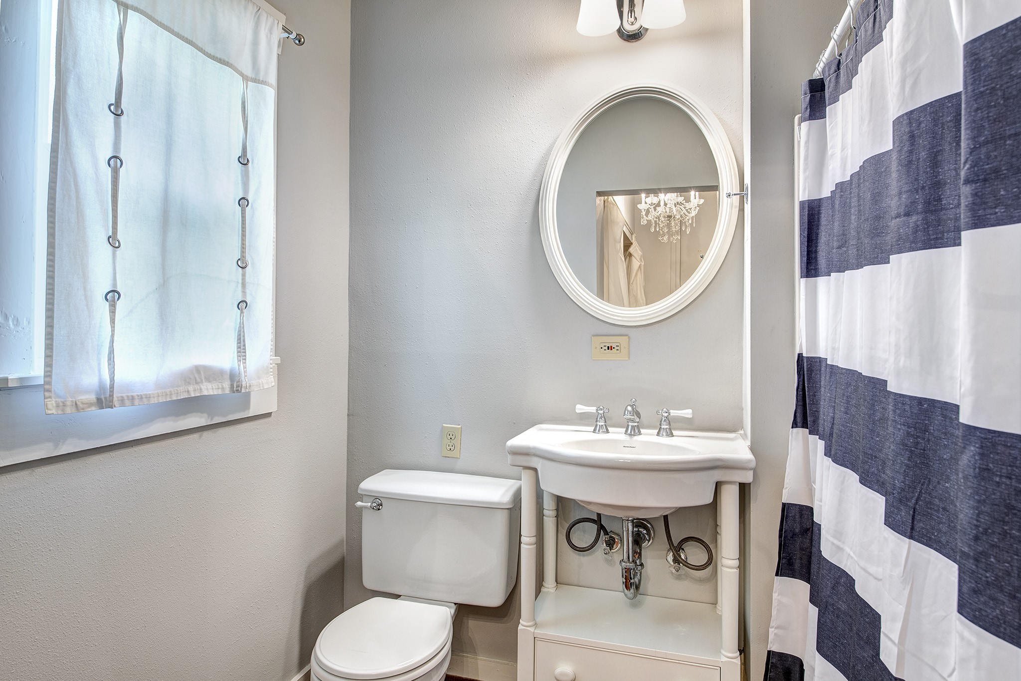 2219 Singleton Street Houston, TX 77008 - Photo 10 of 21 Primary bathroom includes a shower/tub and cute pedestal sink.