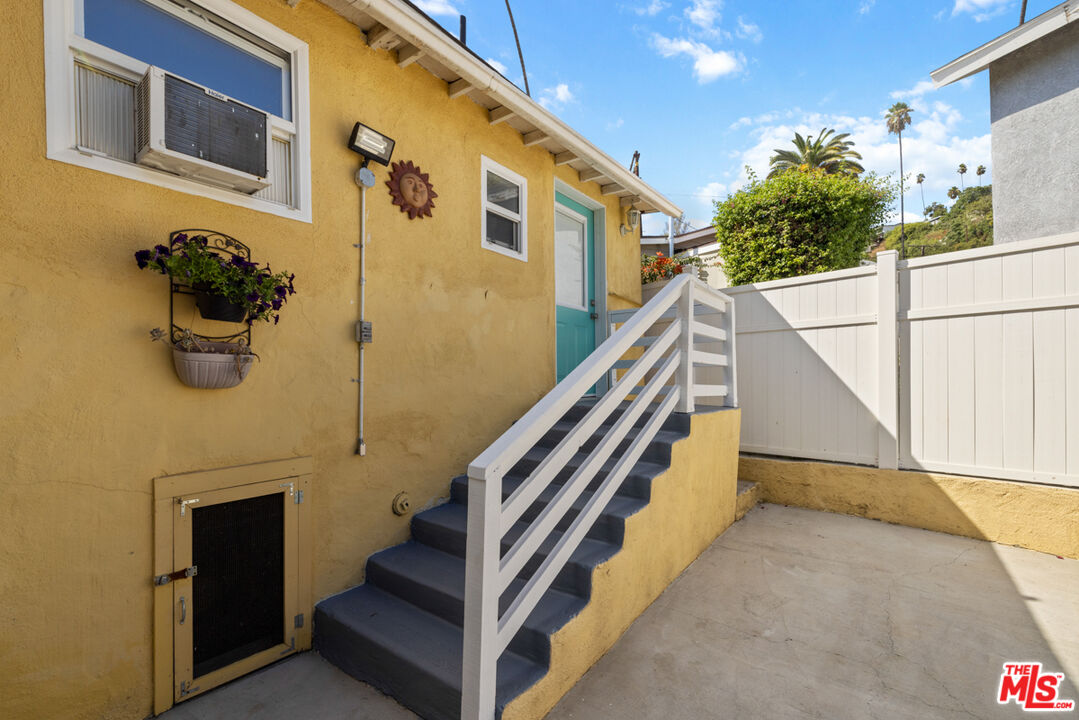 3110 Pyrites Street Los Angeles, CA 90032 - Photo 26 of 30 a view of entryway and hall