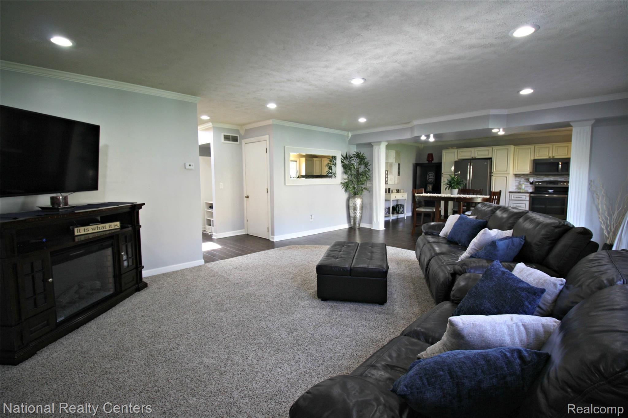 2180 Rochelle Park Drive Rochester, MI 48309 - Photo 11 of 35 IMG_5920.jpg
