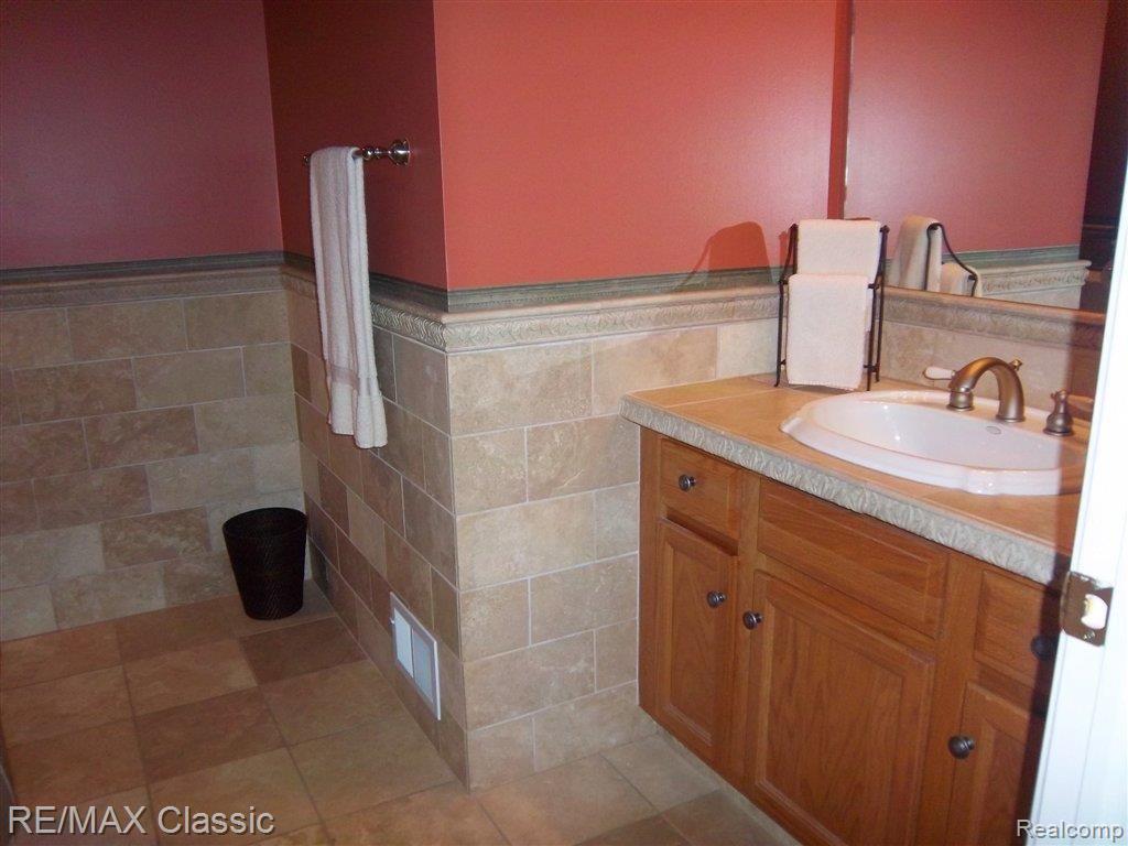 577 Snowfall Court, Unit 48 Howell, MI 48843 - Photo 13 of 24 Guest Bth.JPG