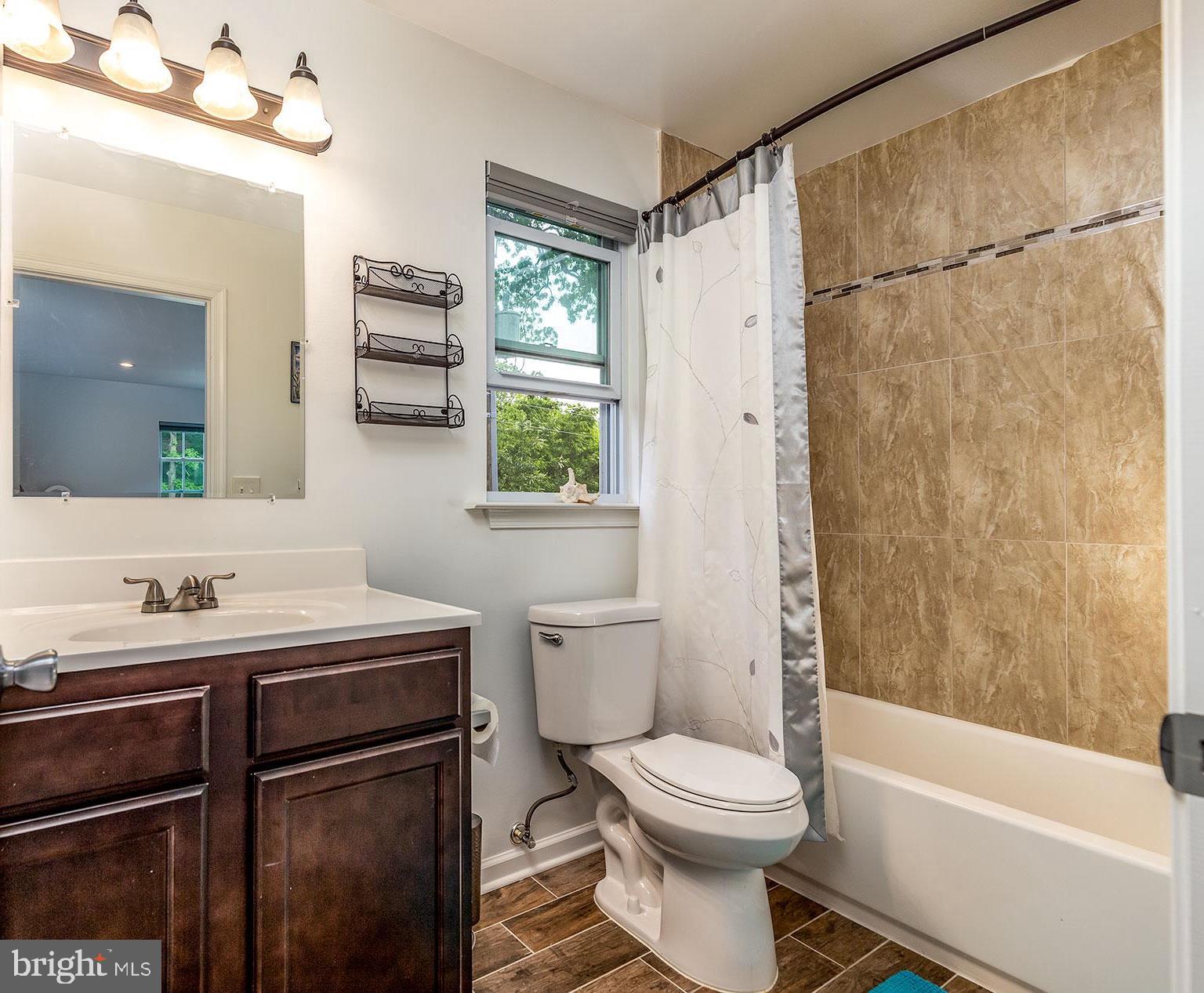 52 Brent Point Road Stafford, VA 22554 - Photo 11 of 22 Upstairs Bathroom Suite
