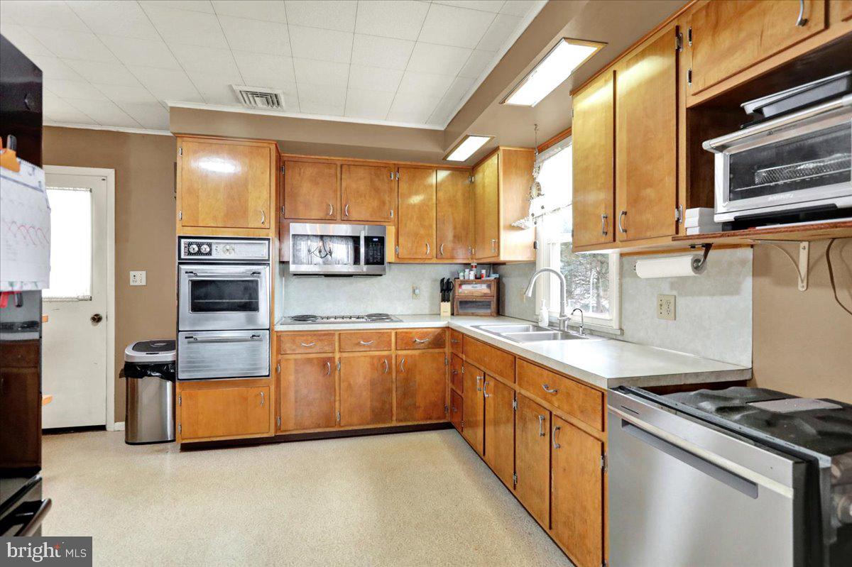 2156 Georgia Road Temple, PA 19560 - Photo 7 of 28