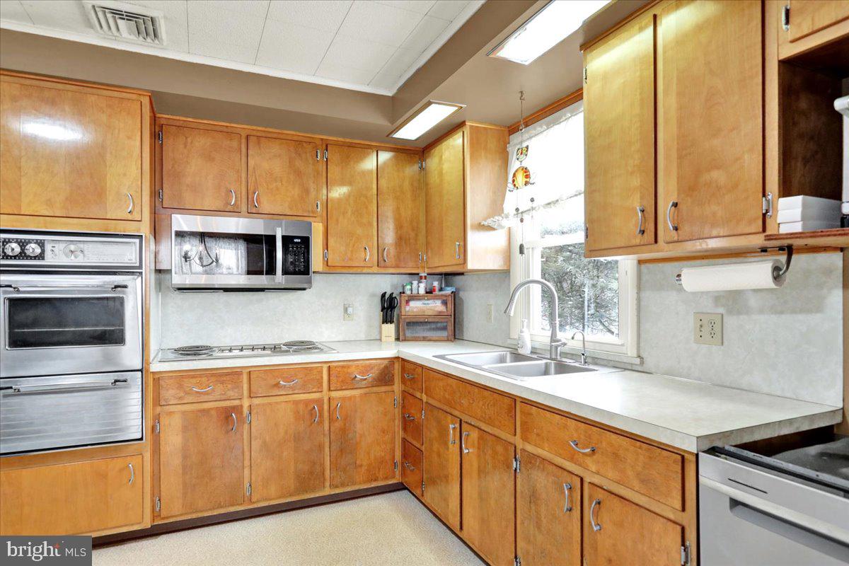 2156 Georgia Road Temple, PA 19560 - Photo 8 of 28