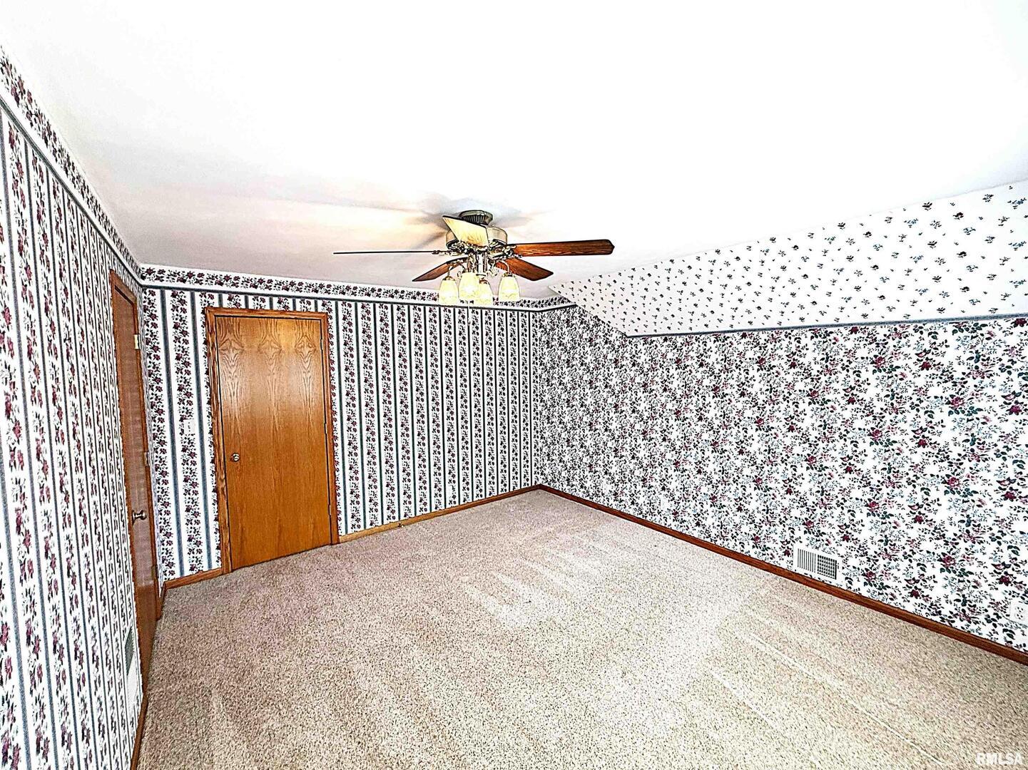 330 North Main Street Walcott, IA 52773 - Photo 25 of 39 a view of a projector