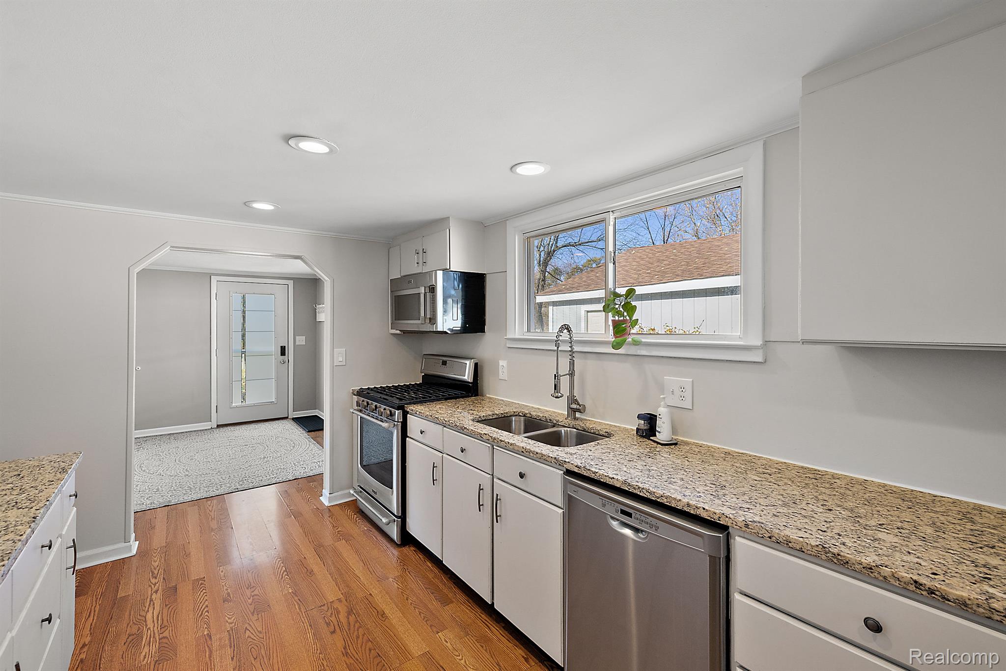 915 Hemingway Road Lake Orion, MI 48362 - Photo 12 of 57