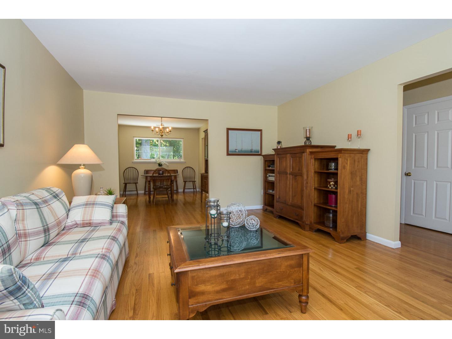 965 Edwards Drive Springfield, PA 19064 - Photo 3 of 25 Living Room