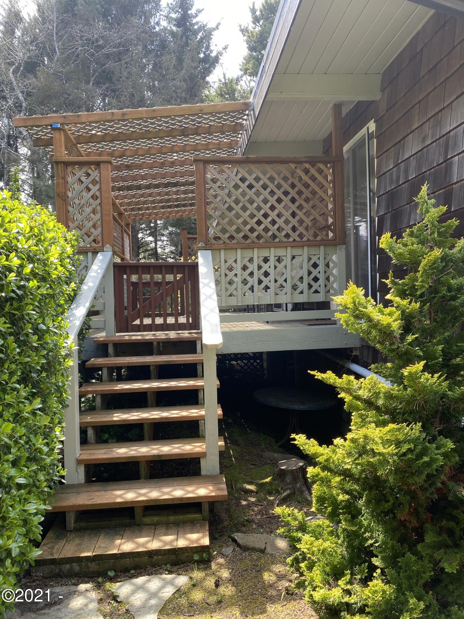 17 Shell Street Yachats, OR 97498 - Photo 30 of 63 Backyard stairs to deck