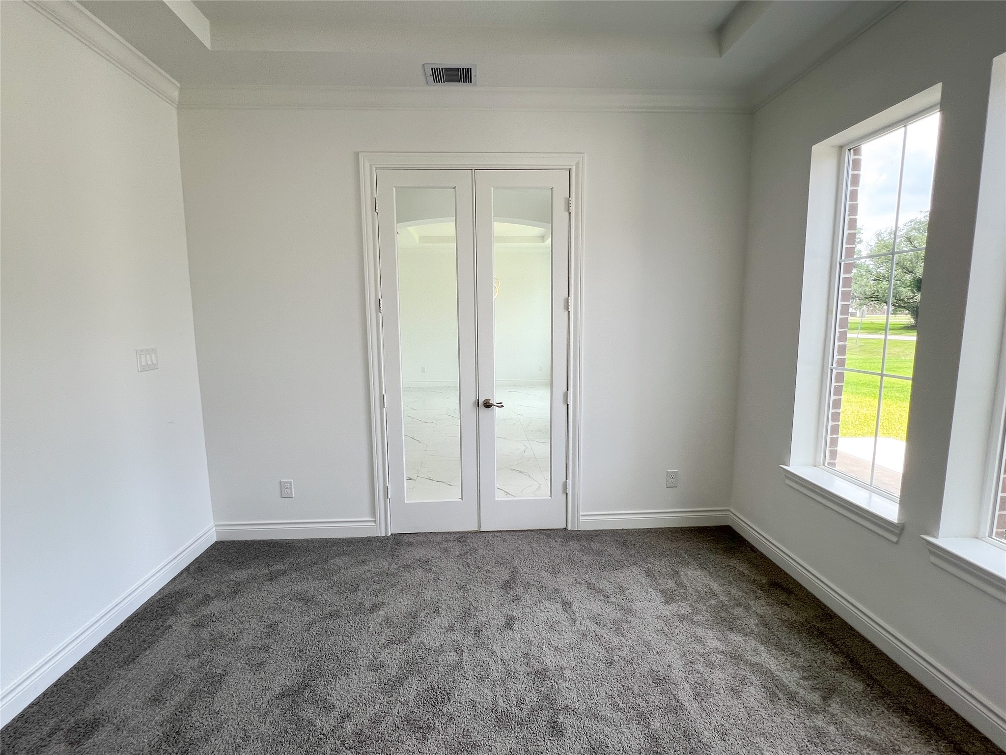 126 Lakeland Circle Rosharon, TX 77583 - Photo 22 of 49 an empty room with windows