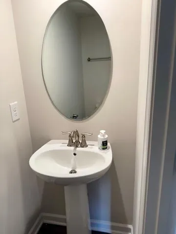 a view of front of a house with a yard