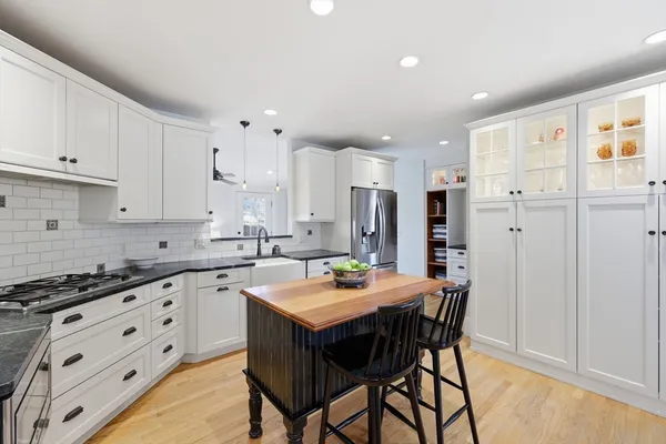 $549,900 | 102 Greenacre Avenue, Longmeadow, MA 01106
