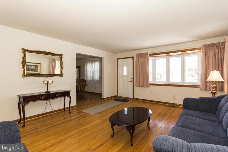 2815 Willoughby Road Baltimore, MD 21234 - Photo 15 of 25 Living Room